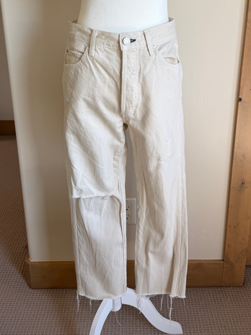AMO Distressed Cropped Jeans | Cream | Size 27